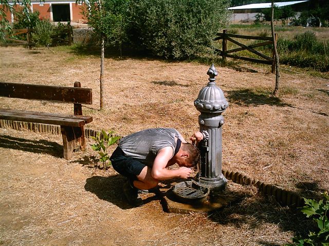 ... vorbei an Brunnen...