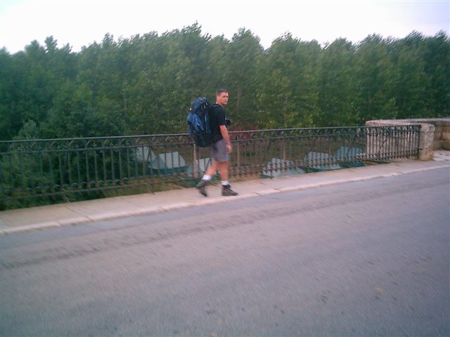 ...über eine Brücke wieder auf den Weg geht.